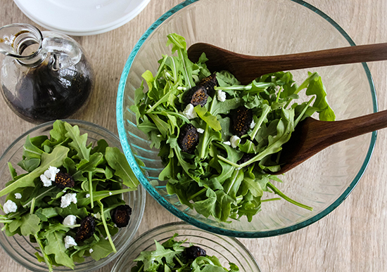 Arugula salad made with figs and goat cheese