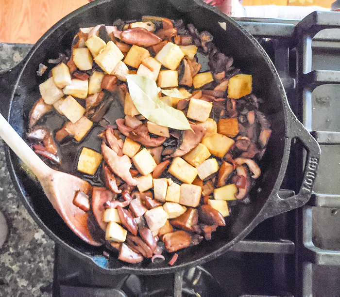 Tofu with mushrooms, wine sauce and bay leaf