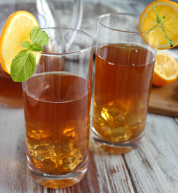 Two glasses of iced tea with lemon slices