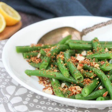 green beans with almonds in a bowl