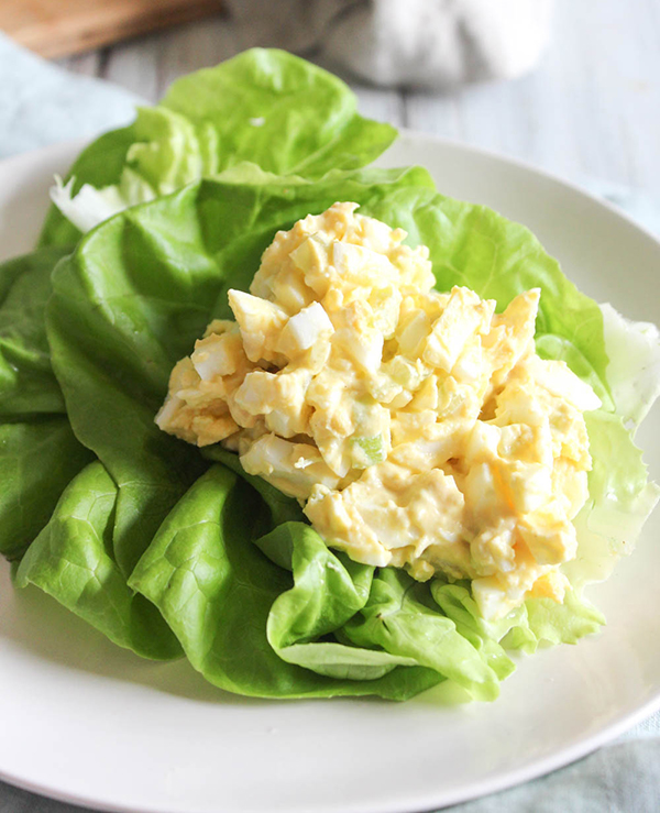 a scoop of egg salad on a lettuce on a plate