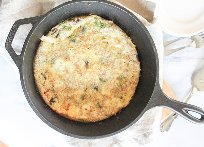 A view of the cooked breakfast pie in a cast iron skillet