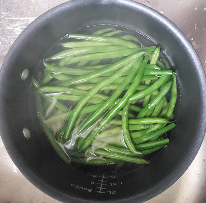 Green beans in a pot of water