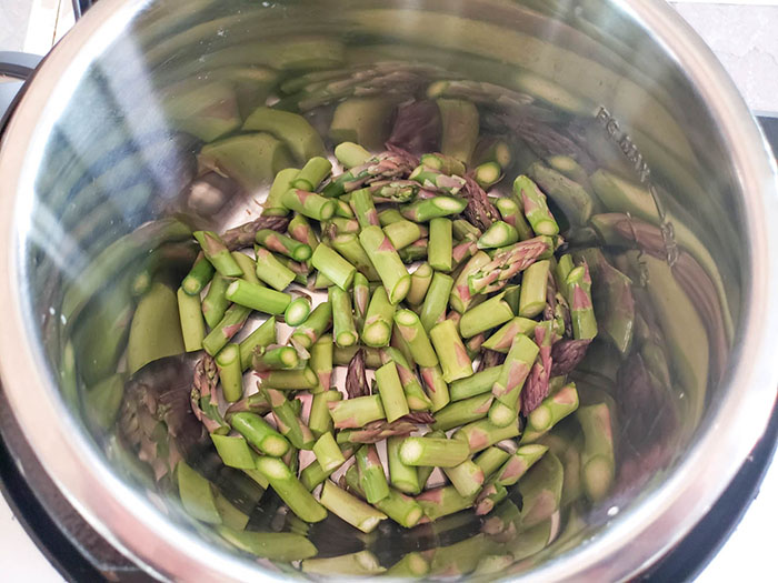 step 1asparagus cooking in an instant pot