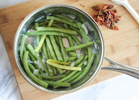 green beans onions in pan cooked