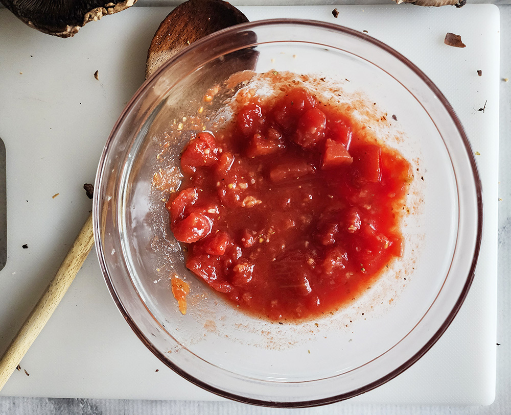 A picture of tomato sauce in a bowl