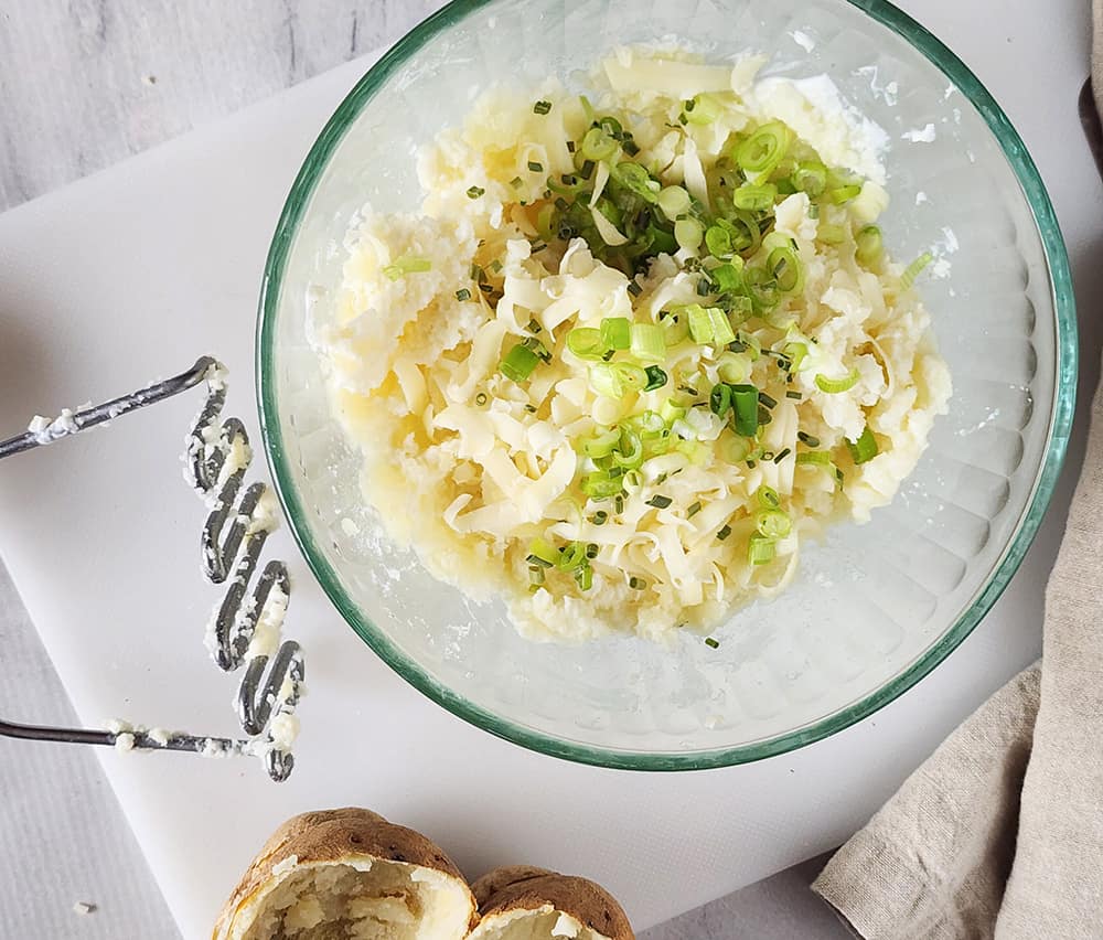 a picture of mashed potatoes with onions on top