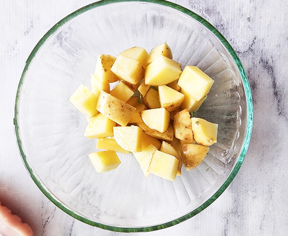 A picture of chunks of potatoes in a glass bowl