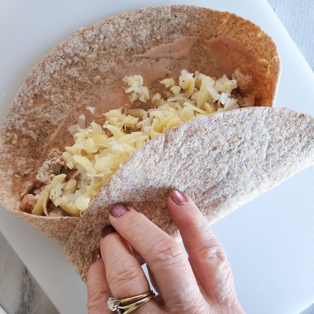 Process step 3, the process of rolling up the wraps